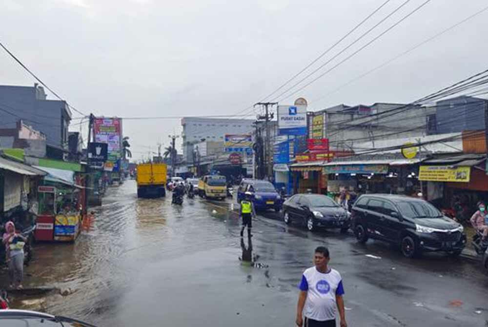 Jalan Raya Sawangan Depok Banjir Kemacetan Hingga Satu Kilometer